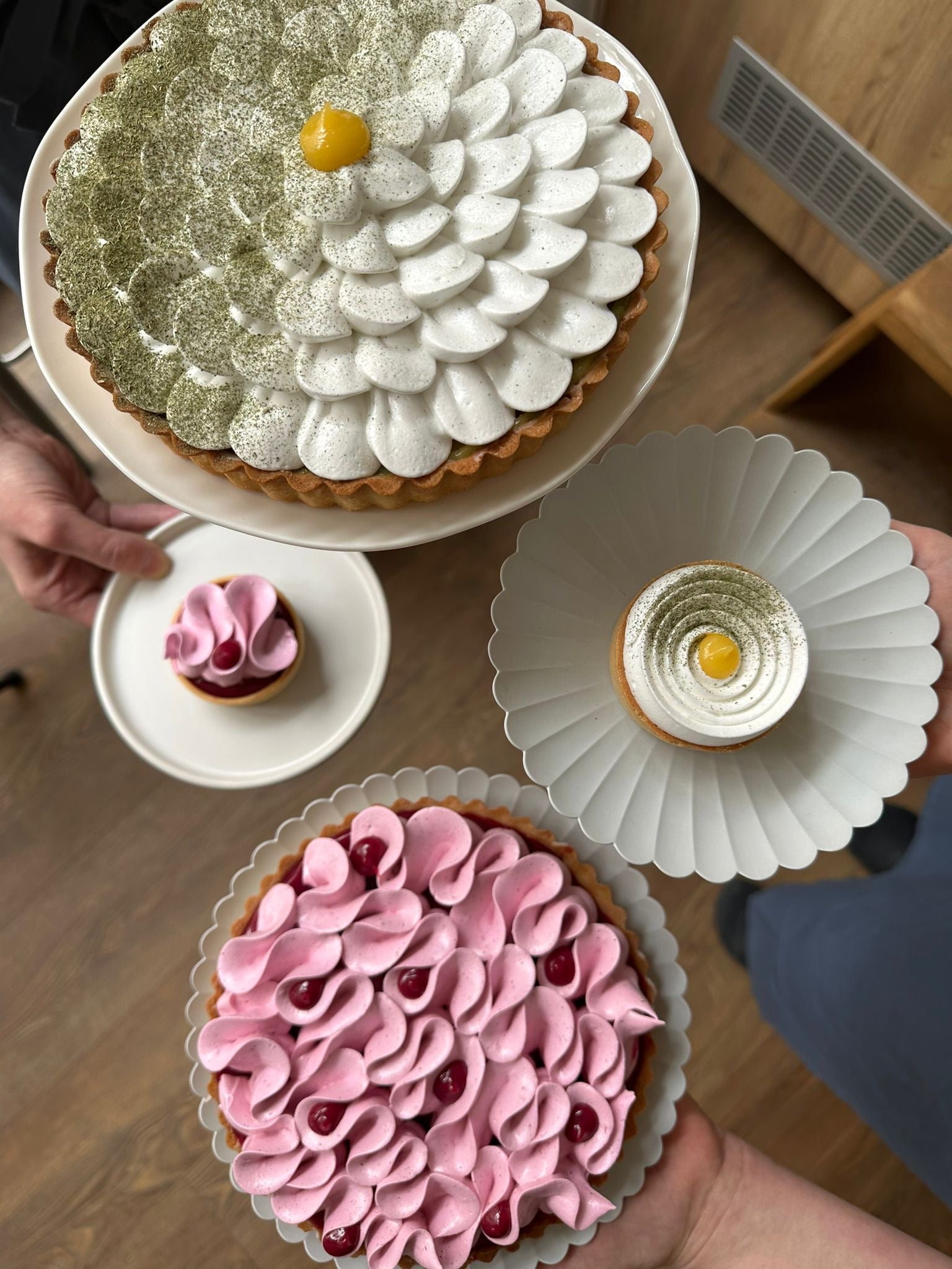 Stor tærte med solbær og saltet karamel 20 cm Ø